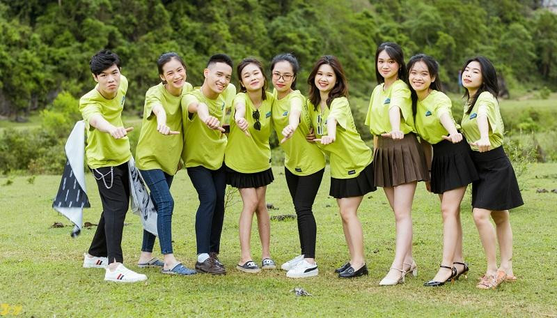 Nguyễn Hoàng Anh (thứ hai bên phải) cùng các bạn của mình. Ảnh NVCC. Nguyễn Hoàng Anh (thứ hai bên phải) cùng các bạn của mình. Ảnh NVCC.