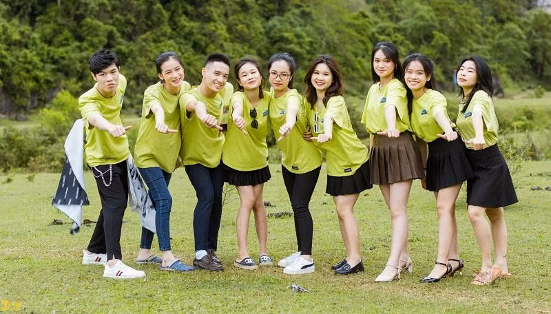 Nguyễn Hoàng Anh (thứ hai bên phải) cùng các bạn của mình. Ảnh NVCC.