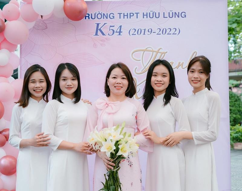 Nguyễn Hoàng Anh (thứ hai bên phải) chụp ảnh lưu niệm cùng cô giáo chủ nhiệm và bạn của mình. Ảnh NVCC. Nguyễn Hoàng Anh (thứ hai bên phải) chụp ảnh lưu niệm cùng cô giáo chủ nhiệm và bạn của mình. Ảnh NVCC.