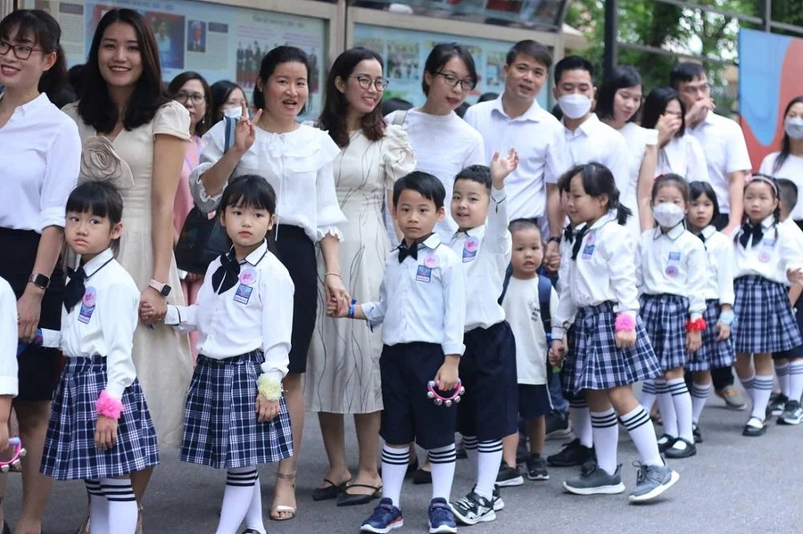 Lần đầu tiên trong lịch sử trường, cha mẹ học sinh lớp 1 sẽ tham gia vào lễ khai giảng cùng con, dắt tay con bước vào cổng trường.