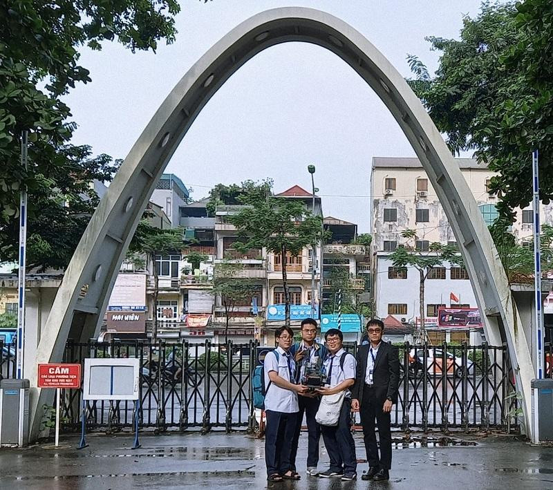 Thầy Nguyễn Công Minh – giáo viên dạy Toán, Trường THPT Nguyễn Thị Minh Khai (TP. HCM) cùng ba học trò của mình tham gia National Robotics Tournament 2022 tại Hà Nội. Ảnh FBNV. Thầy Nguyễn Công Minh – giáo viên dạy Toán, Trường THPT Nguyễn Thị Minh Khai (TP. HCM) cùng ba học trò của mình tham gia National Robotics Tournament 2022 tại Hà Nội. Ảnh FBNV.