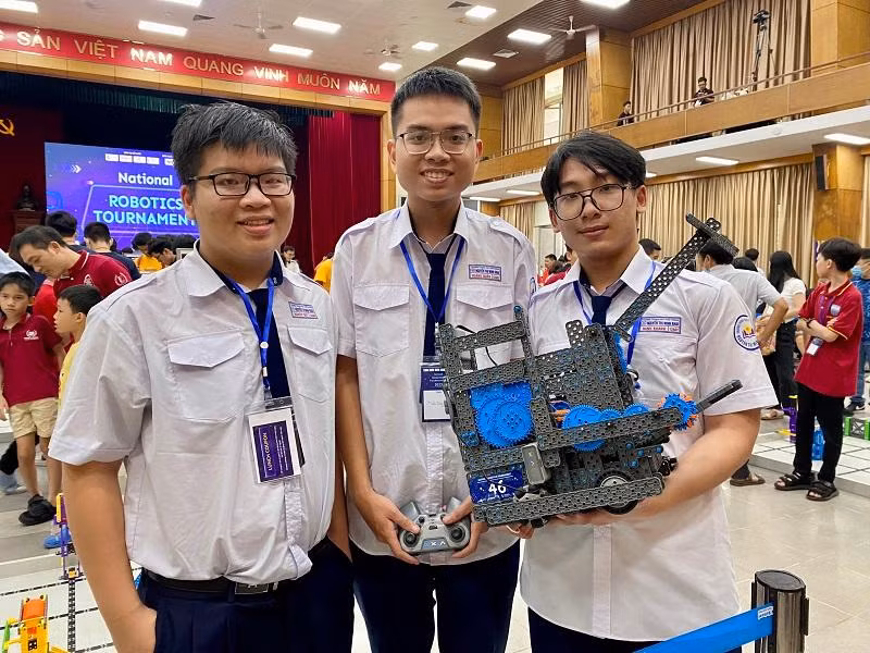 Ba chàng trai Dương Nghiệp Quý, Huỳnh Minh Khang và Ngô Hoàng Quân tham gia giải National Robotics Tournament 2022. Ảnh NC.