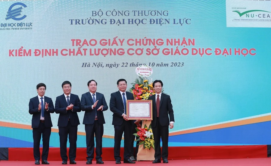 Trường Đại học Điện lực đón nhận Giấy chứng nhận chất lượng kiểm định cơ sở giáo dục đại học.