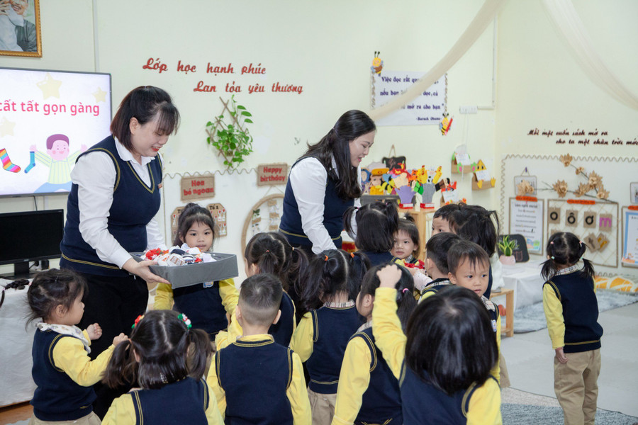 Giáo dục về kỹ năng cho trẻ lao động tự phục vụ, giao tiếp xã hội, ứng xử văn minh nơi công cộng và bảo vệ sức khoẻ bản thân.