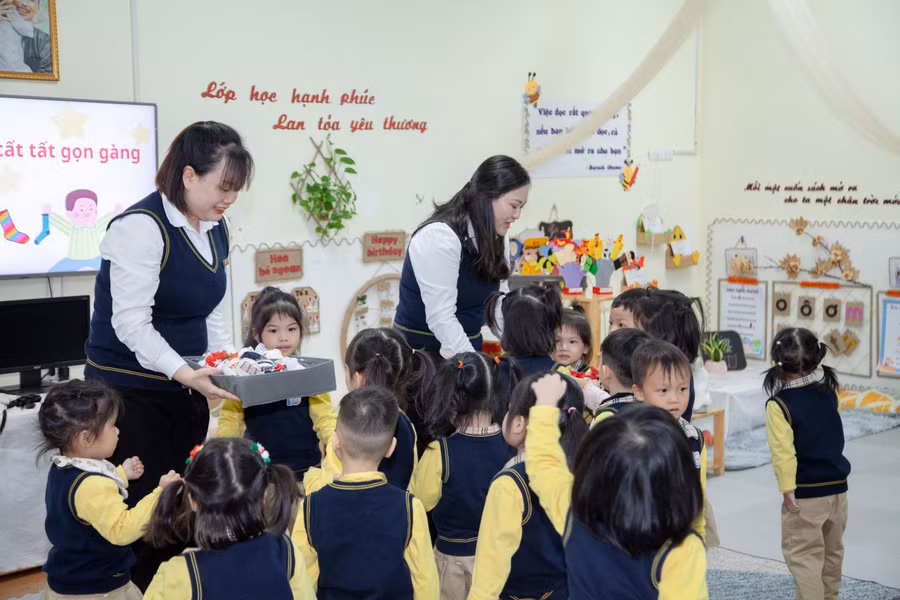 Giáo dục về kỹ năng cho trẻ lao động tự phục vụ, giao tiếp xã hội, ứng xử văn minh nơi công cộng và bảo vệ sức khoẻ bản thân.