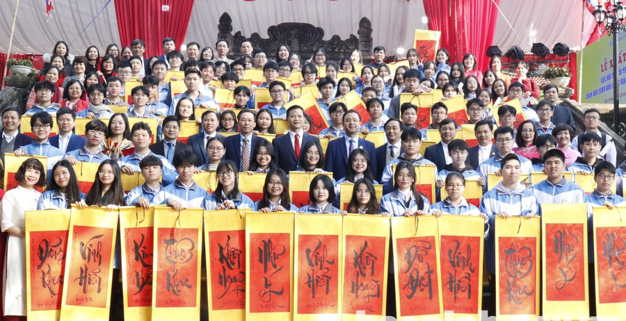 Đại diện lãnh đạo tỉnh, Sở GD&ĐT động viên các đội tuyển tham dự kỳ thi. Đại diện lãnh đạo tỉnh, Sở GD&ĐT động viên các đội tuyển tham dự kỳ thi.