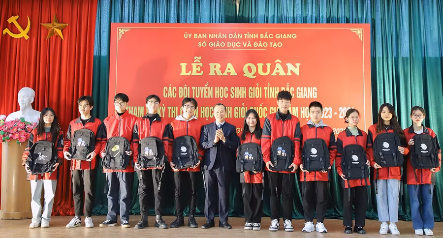 Ông Mai Sơn - Phó Chủ tịch Thường trực UBND tỉnh Bắc Giang tặng quà cho các em học sinh đại diện cho 11 đội tuyển. Ảnh: BGP.