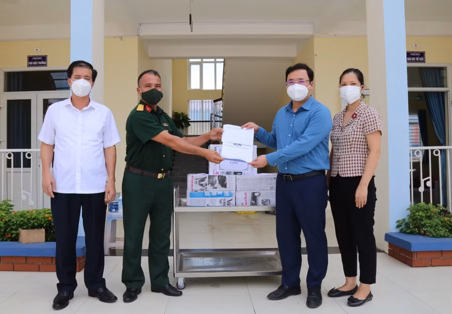 Giám đốc Sở GD&amp;ĐT Bắc Ninh Nguyễn Thế Sơn (thứ 2 từ phải sang) tặng quà cho giáo viên, học sinh khu cách ly ở huyện Lương Tài.