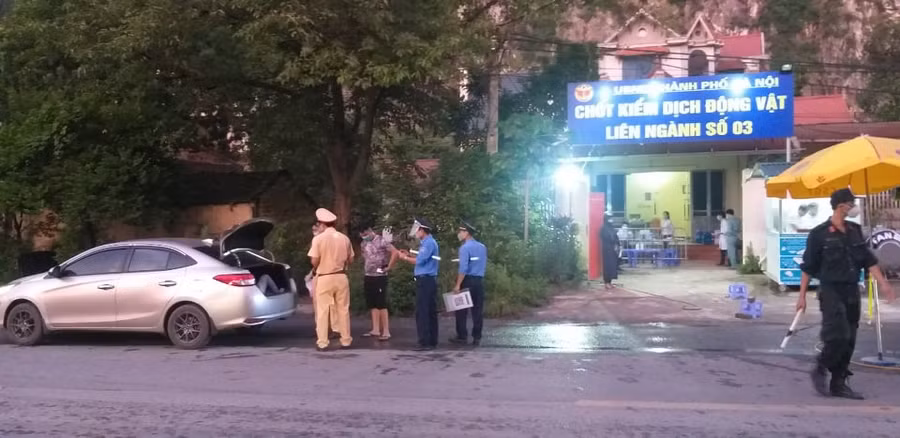 Lực lượng chức năng kiểm tra xe