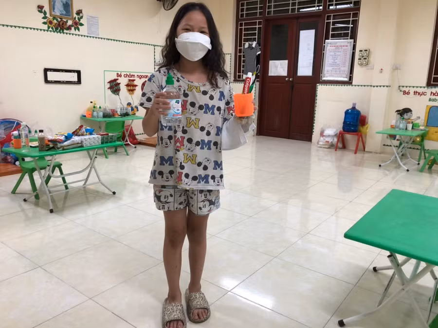 Các em được cô giáo hướng dẫn để chủ động giữ khoảng cách và thực hiện vệ sinh cá nhân.