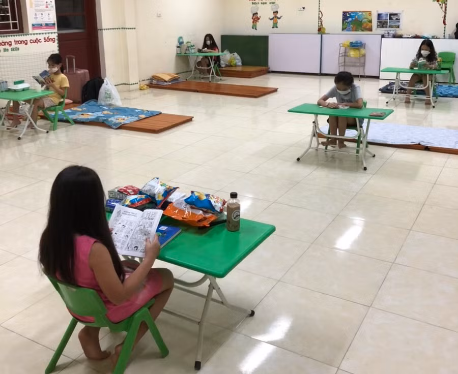 Học sinh Trường Tiểu học Võ Cường 2 giữ khoảng cách trong khu cách ly.