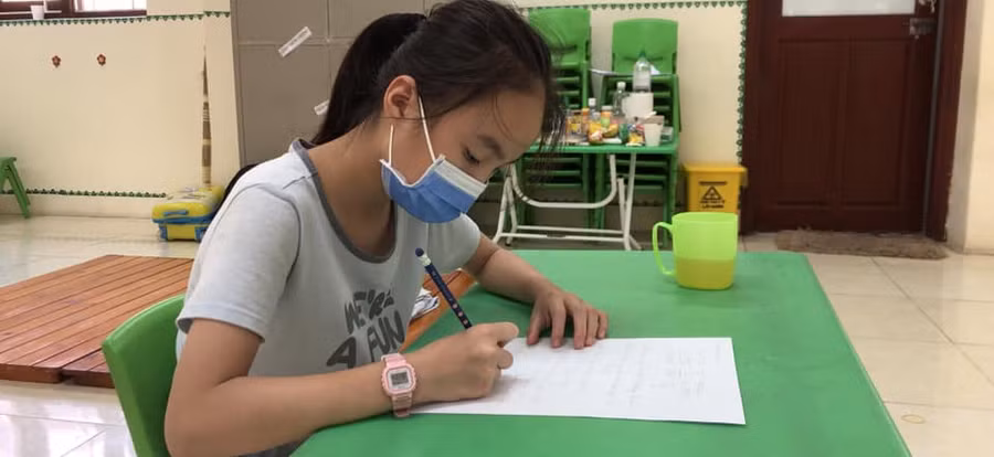 Hướng dẫn học sinh vẽ tranh trong khu cách ly.