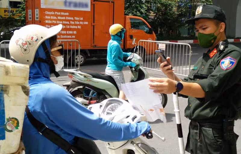 Lực lượng tổ công tác kiểm tra giấy đi đường của người tham gia giao thông.