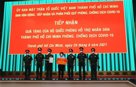 Lãnh đạo TP. HCM tiếp nhận phần quà biểu trưng.