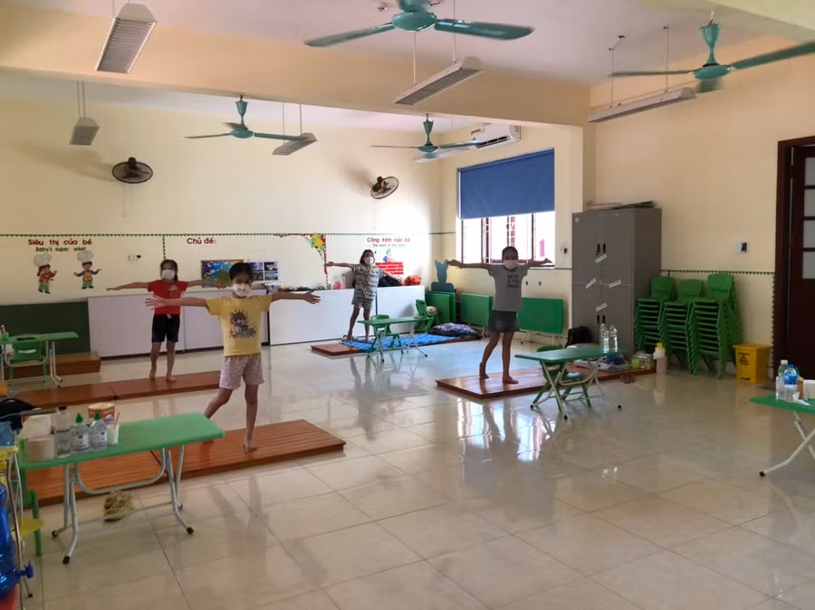 Học sinh tập thể dục trong khu cách ly.