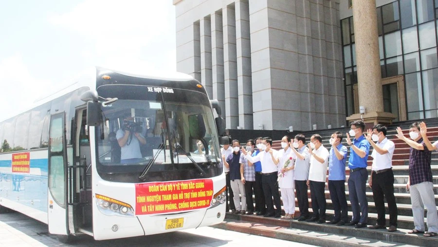 Trước đó, Bắc Giang cử 2 đoàn tình nguyện xung phong vào miền Nam chống dịch. (Ảnh TL).