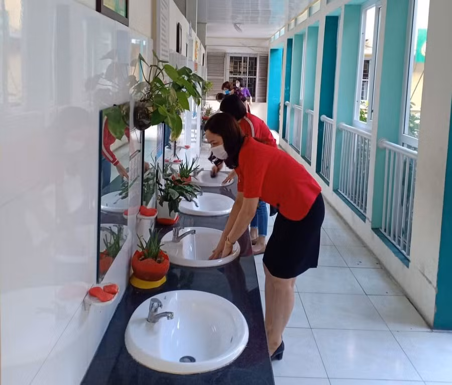 Làm sạch khu vực rửa tay cho học sinh tại Trường Tiểu học Ngô Sĩ Liên.