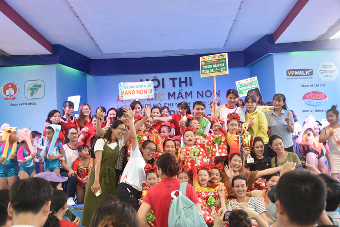 Niềm vui của các đội tuyển tại lễ chung kết. Niềm vui của các đội tuyển tại lễ chung kết.