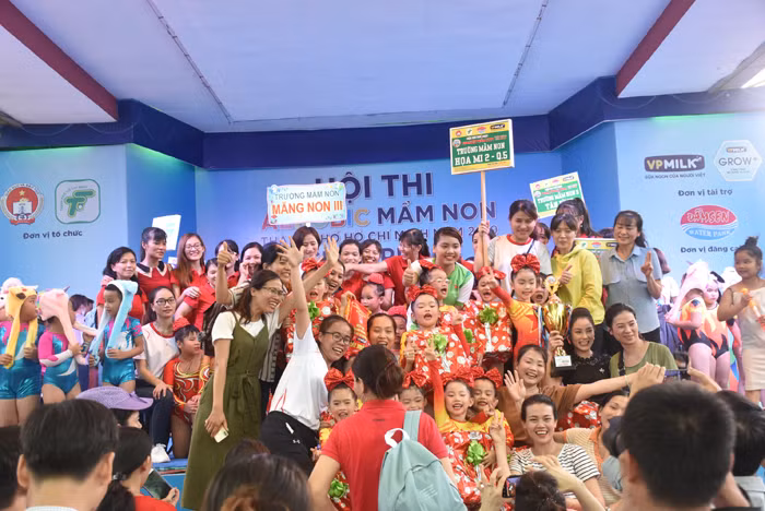 Niềm vui của các đội tuyển tại lễ chung kết.