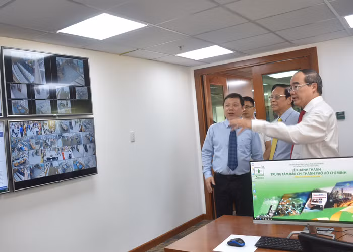 Bí thư Thành ủy TP.HCM Nguyễn Thiện Nhân tham quan phòng chức năng của TTBC. Ý tưởng thành lập TTBC TP.HCM bắt nguồn từ một cuộc gặp gỡ giữa Bí thư Thành ủy TP.HCM và giới PV vào tháng 10/2017. Sau hơn 18 tháng, TTBC đã thành hình và được đưa vào sử dụng.