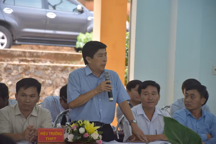 Ông Nguyễn Xuân - Hiệu trưởng Trường THPT Quang Trung đề nghị Bộ GD&ĐT có công văn đẩy mạnh công tác truyền thông các chủ trương chính sách trong ngành GD nói chung và kỳ thi THPT quốc gia nói riêng. Ảnh: CC