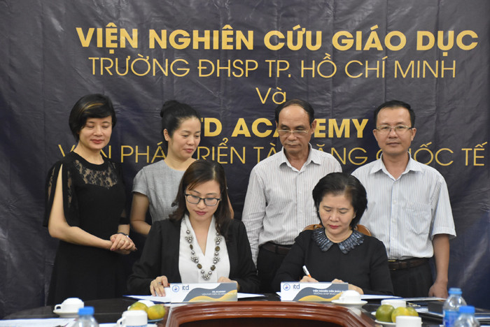 Đại diện ITD Academy và IER ký thỏa thuận hợp tác