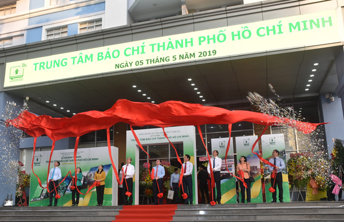 Lãnh đạo TPHCM cùng các đại biểu thực hiện nghi thức khánh thành TTBC 