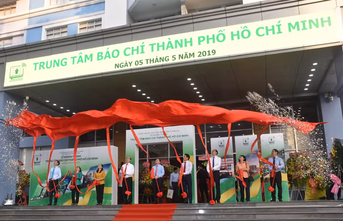 Lãnh đạo TPHCM cùng các đại biểu thực hiện nghi thức khánh thành TTBC 