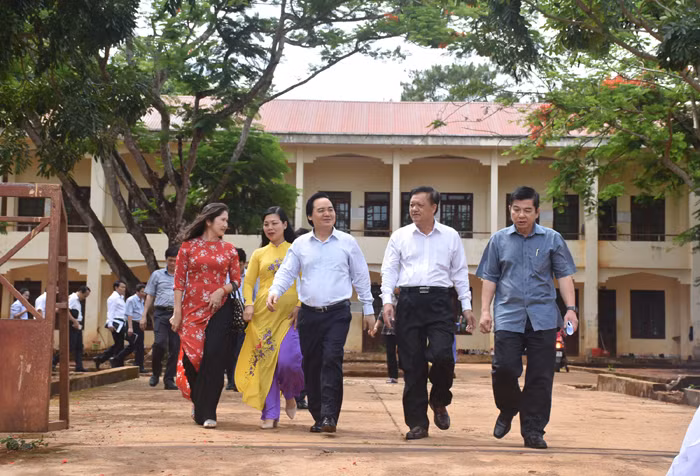 Bộ trưởng Phùng Xuân Nhạ cùng đoàn công tác thăm cơ sở vật chất Trường THPT DTNT N"Trang Lơng. Ảnh: CC