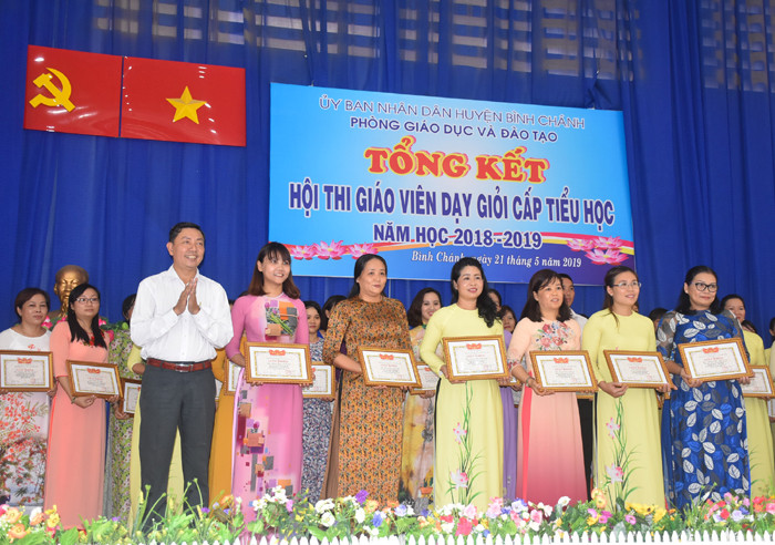 Ông Nguyễn Trí Dũng - Trưởng phòng GD&ĐT huyện Bình Chánh, trao giải Nhất cho 6 giáo viên.