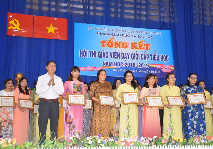 Ông Nguyễn Trí Dũng - Trưởng phòng GD&ĐT huyện Bình Chánh, trao giải Nhất cho 6 giáo viên.