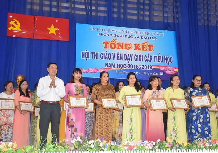 Ông Nguyễn Trí Dũng - Trưởng phòng GD&ĐT huyện Bình Chánh, trao giải Nhất cho 6 giáo viên.