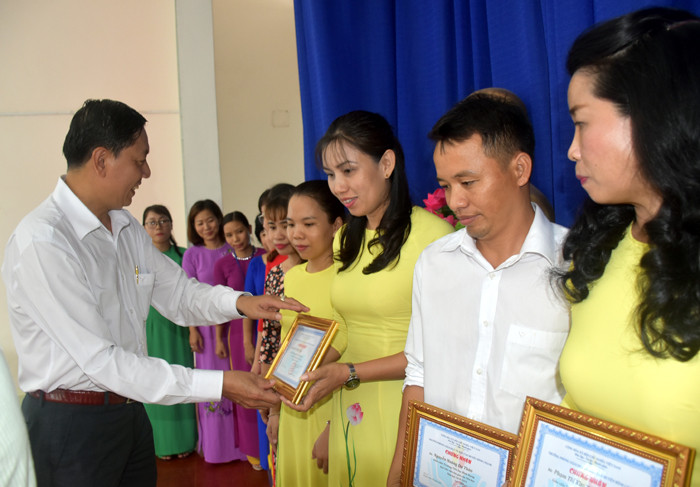 Đại diện Phòng GD&ĐT huyện Bình Chánh trao giấy chứng nhận cho các GV. Đại diện Phòng GD&ĐT huyện Bình Chánh trao giấy chứng nhận cho các GV.