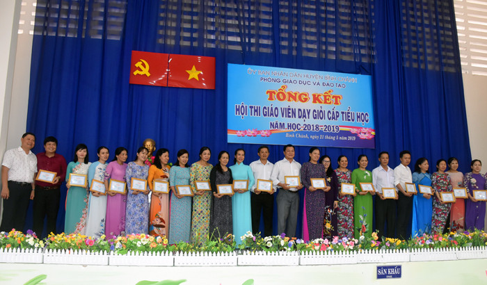 Ban tổ chức trao giấy chứng nhận GV dạy giỏi cho các GV. Ban tổ chức trao giấy chứng nhận GV dạy giỏi cho các GV.