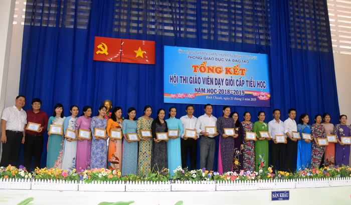 Ban tổ chức trao giấy chứng nhận GV dạy giỏi cho các GV.