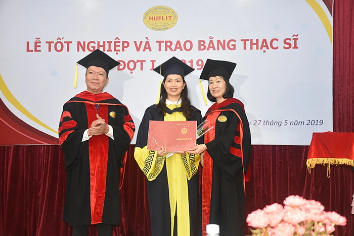 Lãnh đạo trường trao bằng tốt nghiệp cho các tân thạc sĩ