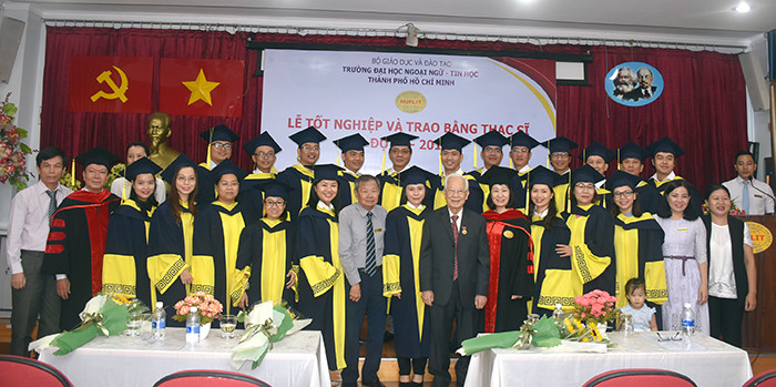Các tân thạc sĩ chụp ảnh lưu niệm cùng lãnh đạo nhà trường. Các tân thạc sĩ chụp ảnh lưu niệm cùng lãnh đạo nhà trường.