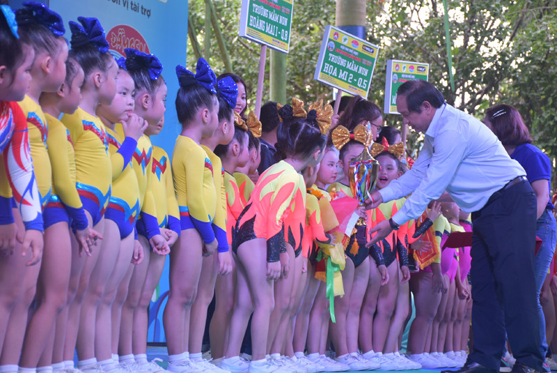 Ban tổ chức trao Giải Nhất bảng B cho 2 đội tuyển Trường MN Họa Mi 2 và Trường MN Hoàng Mai 1 (Q.8). Ban tổ chức trao Giải Nhất bảng B cho 2 đội tuyển Trường MN Họa Mi 2 và Trường MN Hoàng Mai 1 (Q.8).