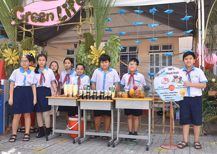 Gian hàng ẩm thực của các em HS Trường TH Vĩnh Lộc 1