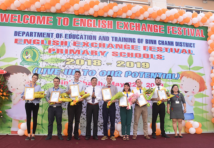 Ông Nguyễn Trí Dũng - Trưởng phòng GD&ĐT huyện Bình Chánh tặng hoa cám ơn các đơn vị phối hợp tổ chức Ông Nguyễn Trí Dũng - Trưởng phòng GD&ĐT huyện Bình Chánh tặng hoa cám ơn các đơn vị phối hợp tổ chức