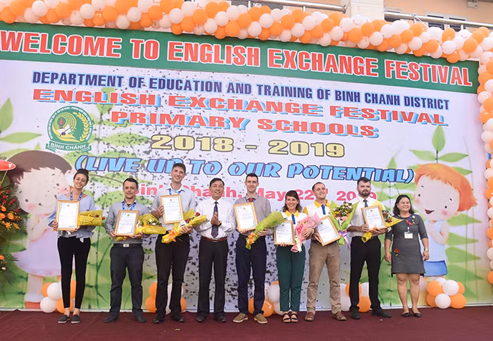 Ông Nguyễn Trí Dũng - Trưởng phòng GD&ĐT huyện Bình Chánh tặng hoa cám ơn các đơn vị phối hợp tổ chức