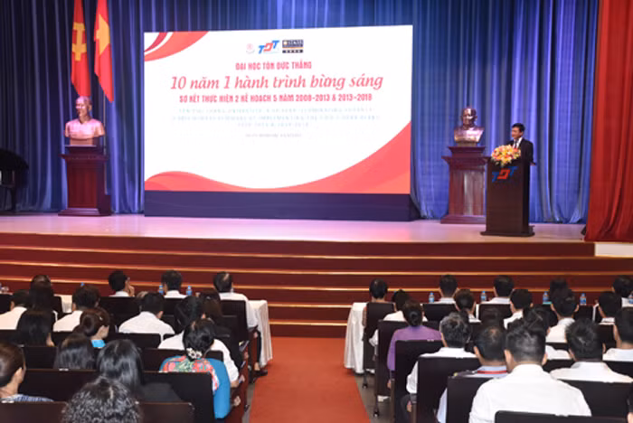 GS Lê Vinh Danh – Hiệu trưởng TDTU, trình bày báo cáo tại hội nghị. Ảnh: CC 