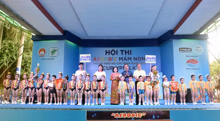 Ban tổ chức trao Giải Nhất bảng B cho 2 đội tuyển Trường MN Mai Anh và Trường MN Hướng Dương.