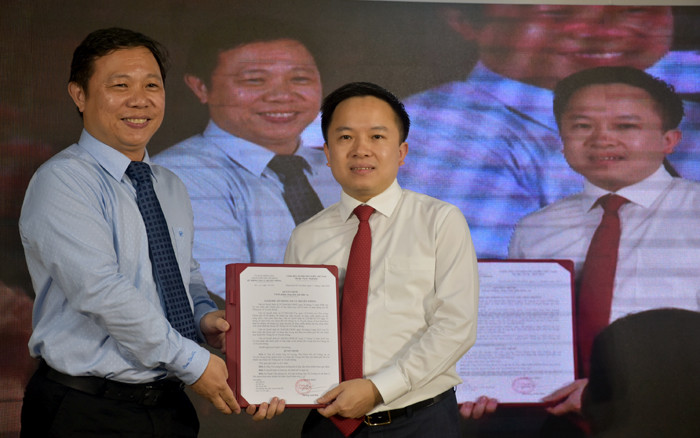Giám đốc Sở TT&TT TPHCM Dương Anh Đức (trái) trao quyết định bổ nhiệm Giám đốc TTBC TP.HCM cho ông Từ Lương