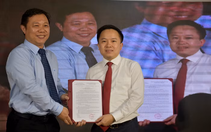 Giám đốc Sở TT&TT TPHCM Dương Anh Đức (trái) trao quyết định bổ nhiệm Giám đốc TTBC TP.HCM cho ông Từ Lương