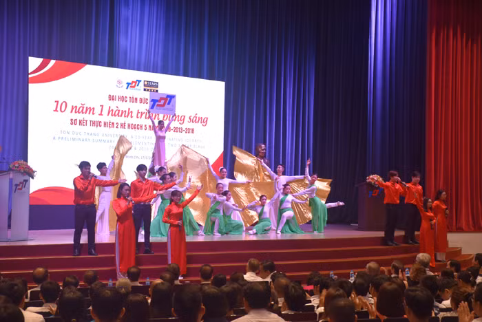 Tiết mục văn nghệ chào mừng 10 năm 1 hành trình bừng sáng