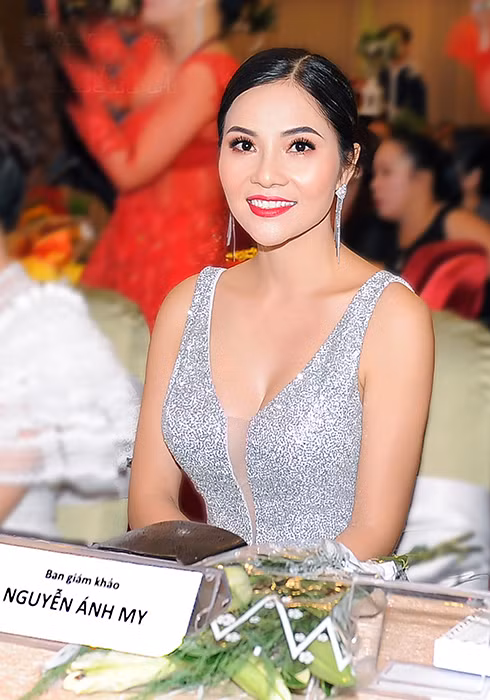 Ánh My làm giám khảo tại một cuộc thi.