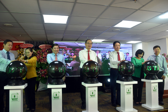 Lãnh đạo TPHCM cùng các đại biểu thực hiện nghi thức ra mắt Trang thông tin điện tử và Fanpage TTBC TP.HCM