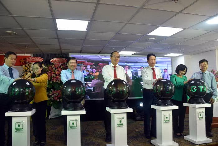 Lãnh đạo TPHCM cùng các đại biểu thực hiện nghi thức ra mắt Trang thông tin điện tử và Fanpage TTBC TP.HCM