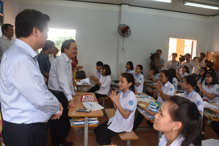 Bộ trưởng Phùng Xuân Nhạ và Thứ trưởng Nguyễn Hữu Độ cùng đoàn công tác thăm và đối thoại với HS một lớp học Trường THPT DTNT N"Trang Lơng. Ảnh: CC Bộ trưởng Phùng Xuân Nhạ và Thứ trưởng Nguyễn Hữu Độ cùng đoàn công tác thăm và đối thoại với HS một lớp học Trường THPT DTNT N"Trang Lơng. Ảnh: CC